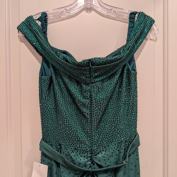 Ladivine by Cinderella Divine Off the Shoulder Emerald Green Gown Size 6 - Picture 8 of 11